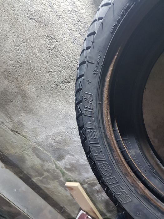Vand o pereche de cauciucuri Michelin pt motocicleta