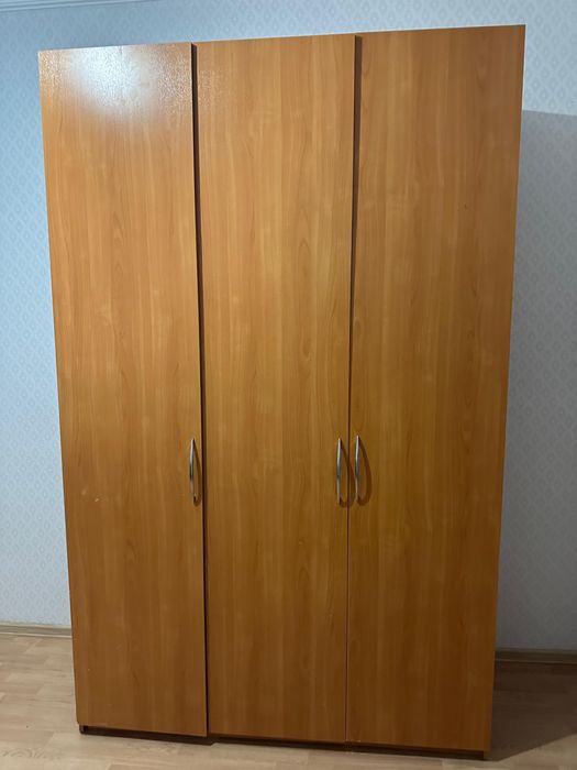 Продам шкаф и вешалку