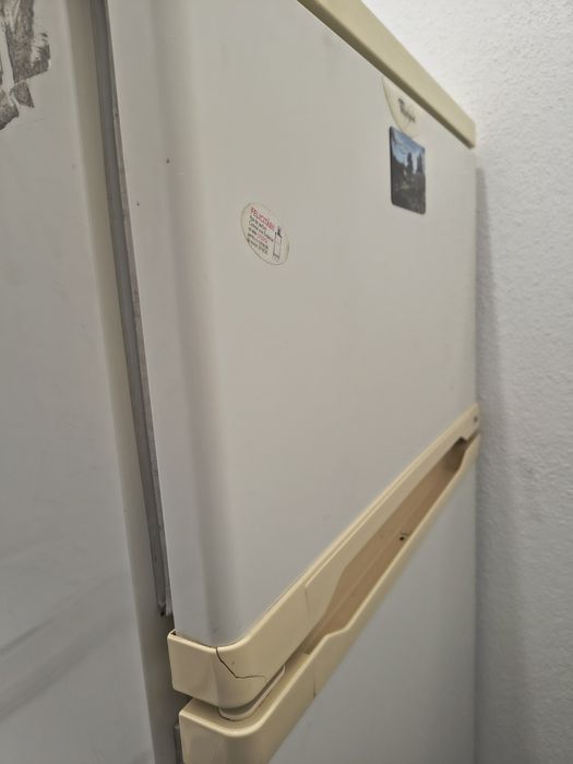 Vând frigider folosit Whirlpool mediu  culoare alb