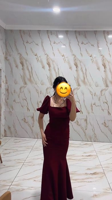 Роскошное вечернее платье в богатом цвете.