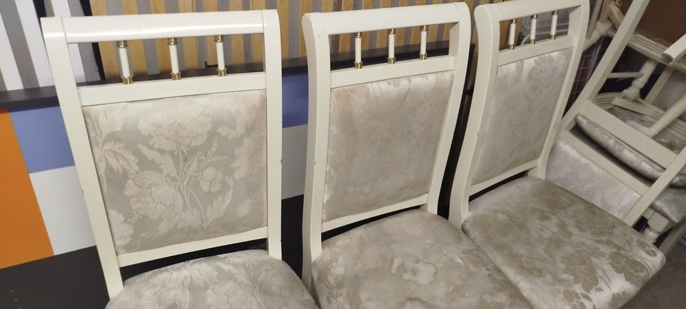 Cand scaune culoare alba