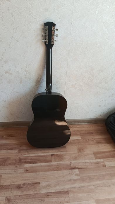 Продам гитару.      .