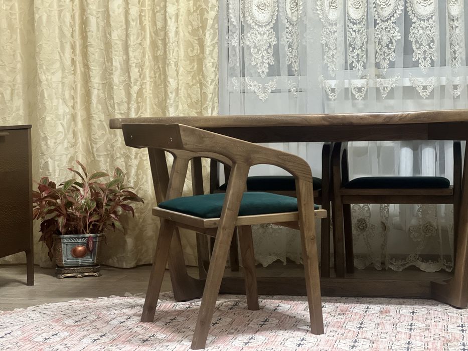 Стол и стулья дерево