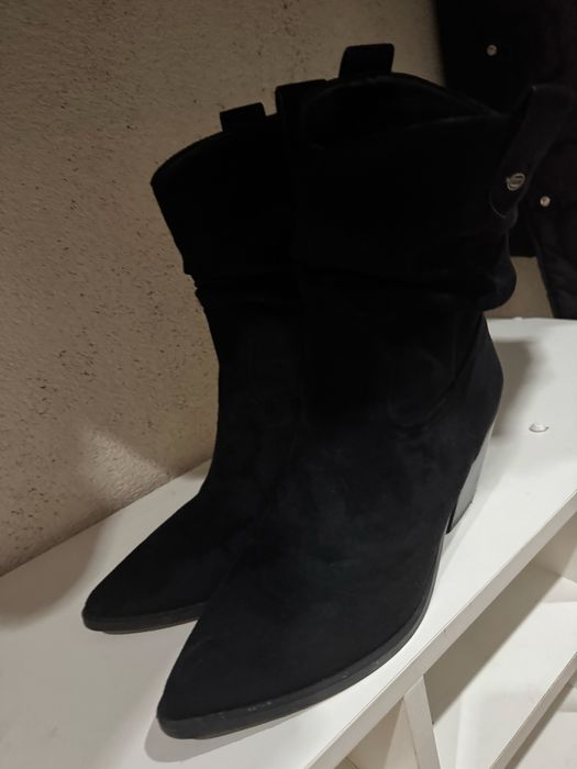 Ботинки-казаки, черные замшевые