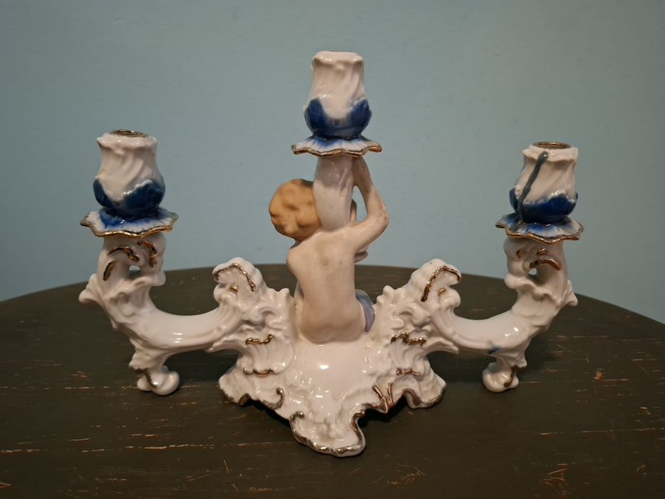 Sfesnic din portelan fin cu trei brate