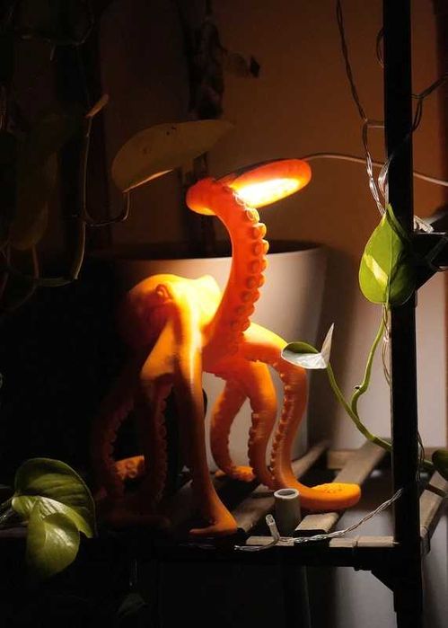 Lampa/veioza in forma de caracatita