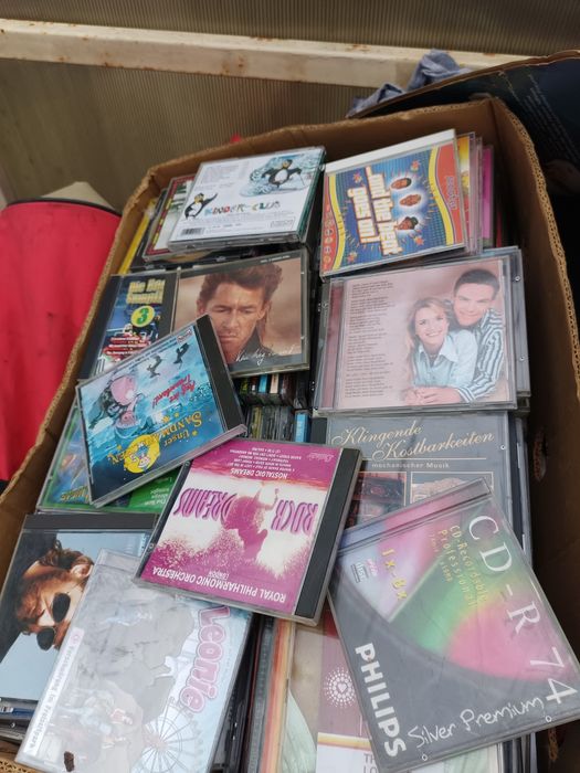 Vând colecție mare de viniluri, CD-uri și DVD-uri – originale, multe titluri