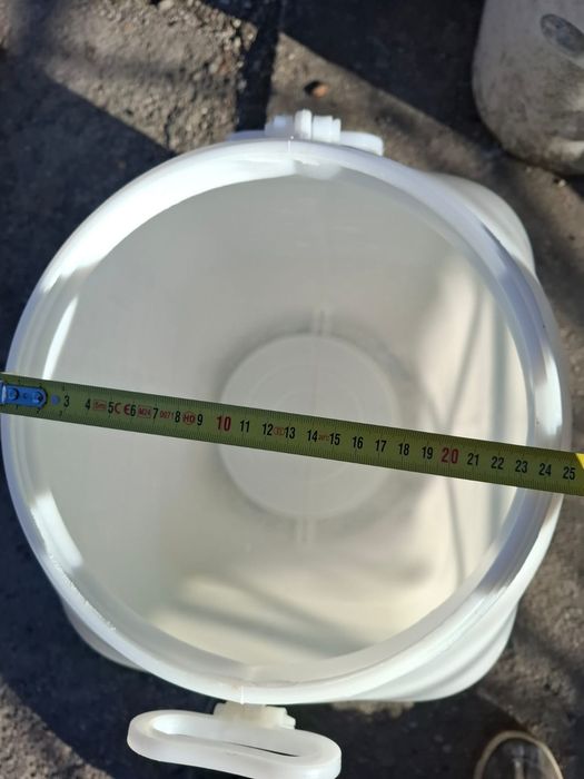 Bidoane la vînzare .