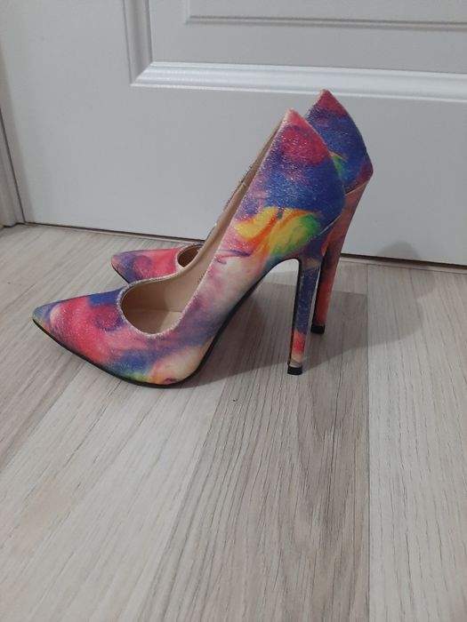 Vând pantofi cu toc