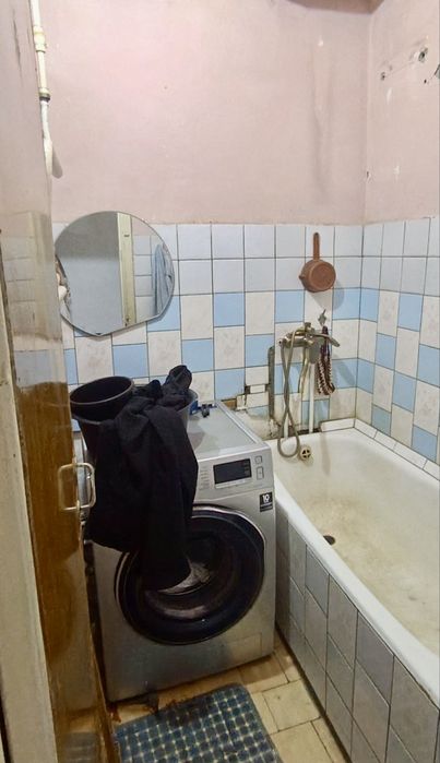 Продаётся 3 ком в 10 мкр КАРВОН