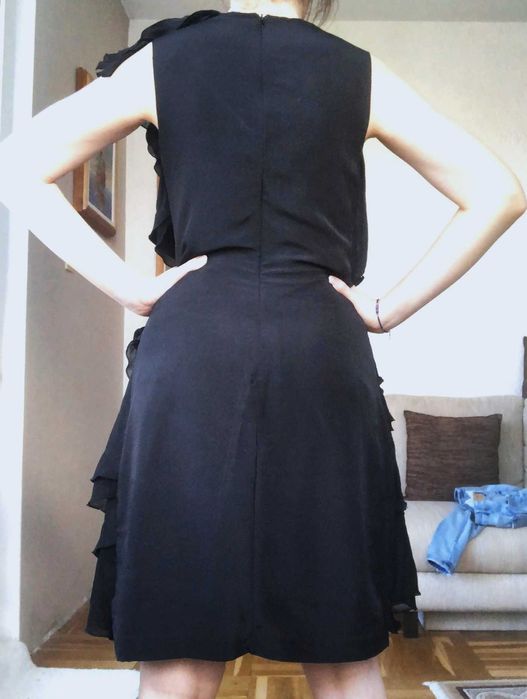 Елегантна черна рокля над коляното