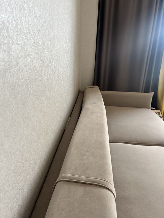 Диван на ножках.