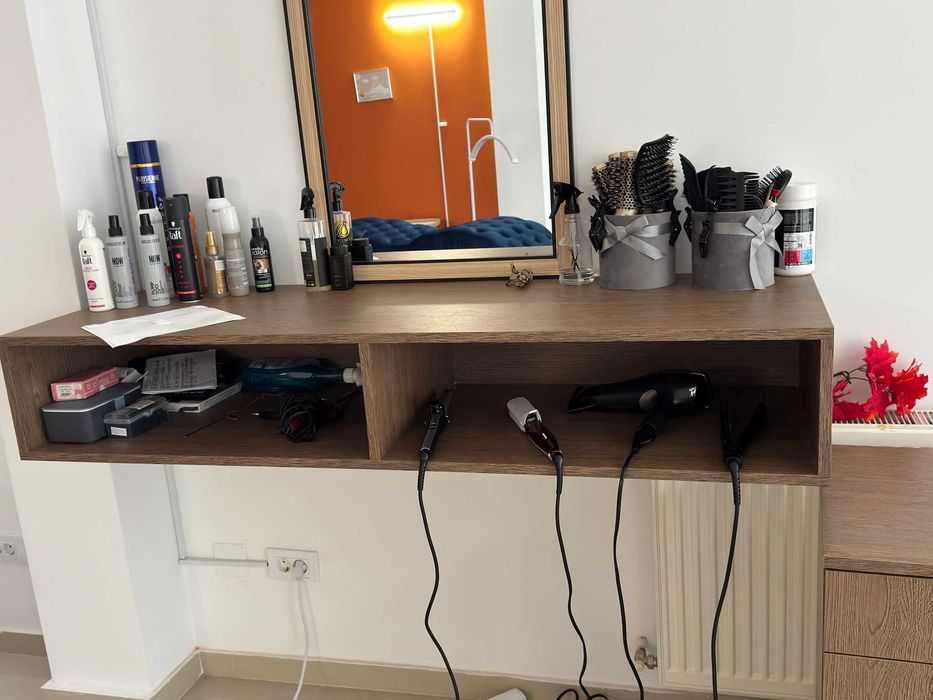 Set complet coafor. masă,oglindă,dulap cu sertare. Făcut pe comandă