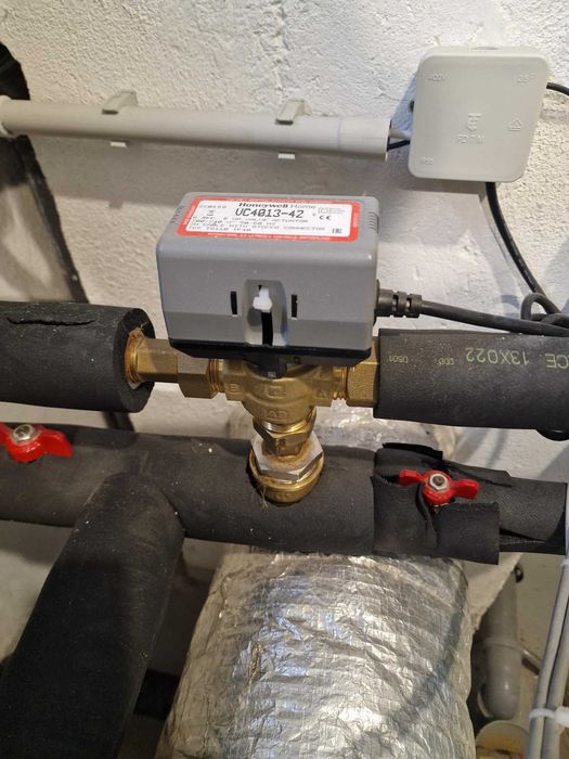 Високотемпературна каскадна отоплителна машина Daikin Altherma EKHBRD-016ADV17 + ERRQ016AV1. Работила е три отоплителни сезона