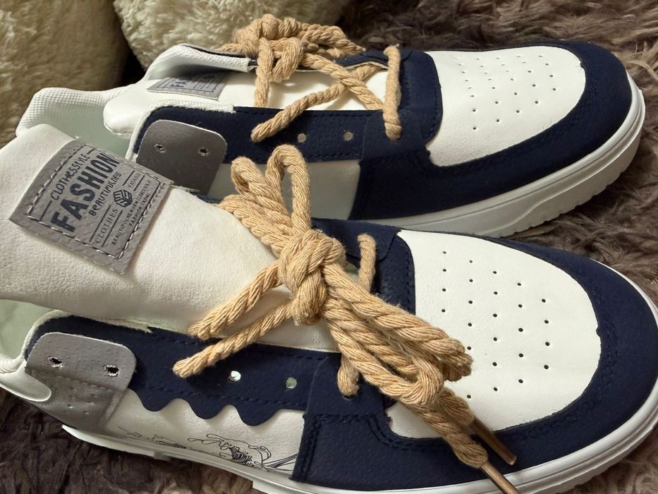 Продам кроссовки примерно 39 размера