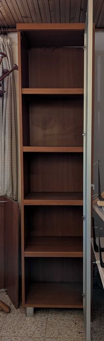 Голям гардероб с плъзгащи врати + секция