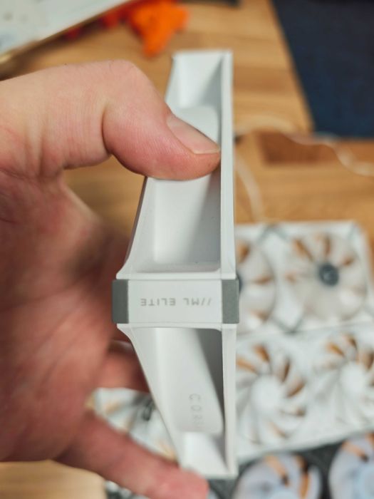 3 ventilatoare Corsair 140mm ML elite albe cu lumina alba si PWM