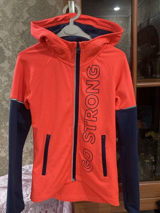 Продам спортивную куртку