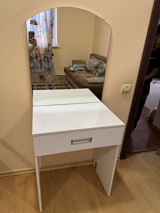 Трюмо с зеркалом
