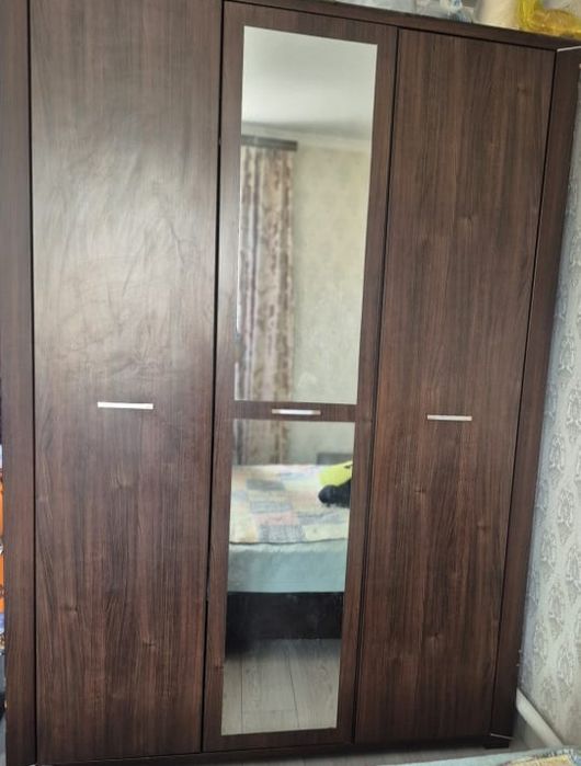 Шкаф трёхдверный с зеркалом