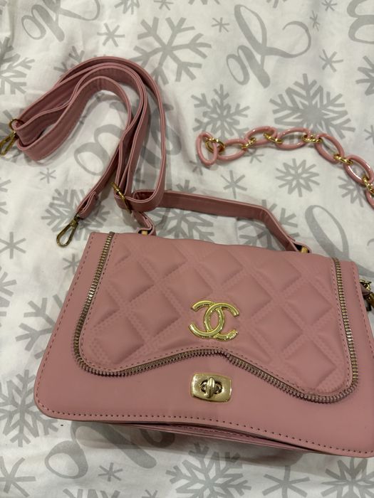Chanel чанта. С 2 дръжки различен тип и една за ръка двете могат да се премахват