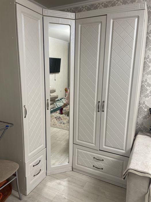 Угловой шкаф для спальни