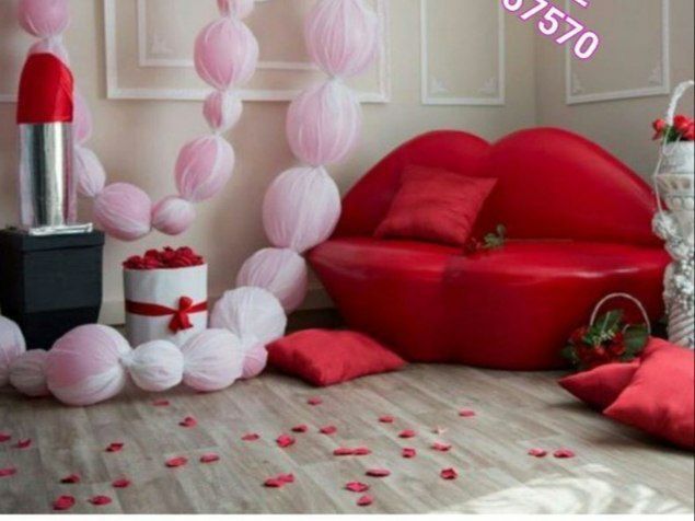Креативный диванчик ГУБЫ красивый и удобный.