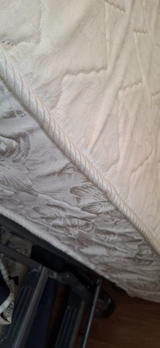 Продам матрас в отличном состоянии.