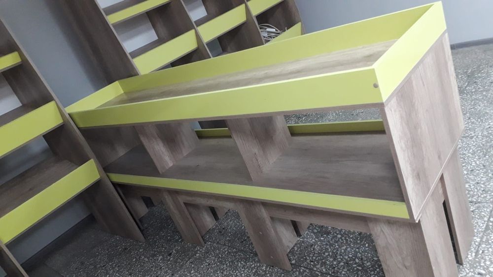 Стилажи, полки, столы. По секциям.