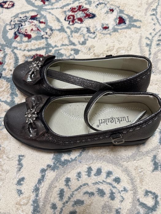 Продам туфли новые для девочки