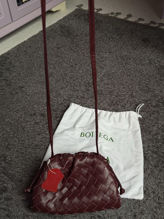 Клъч в цвят бордо по модел на Bottega Venetta