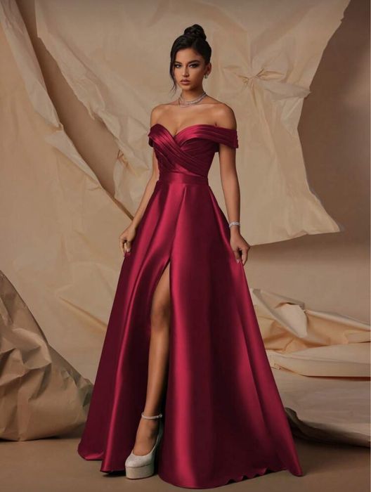 Червена бална рокля, чисто нова