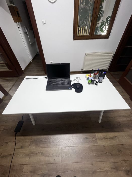 Birou si scaun albe IKEA