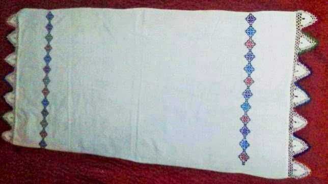 Fata de masa traditionala tesuta manual din canepa si cusuta manual in punct cruce, cu dantela macrame aplicata la capete