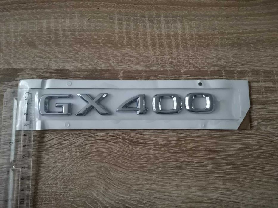сребрист надпис Lexus GX 400