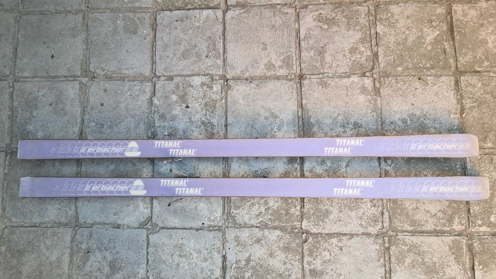 Продавам два броя употребявани ски + щеки