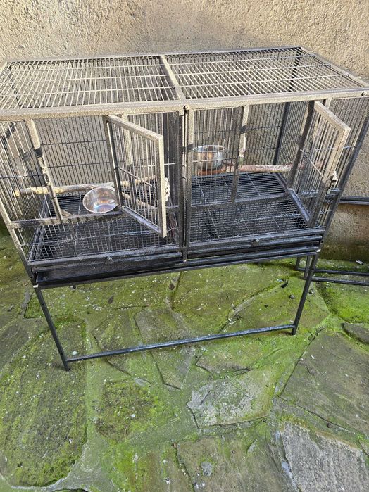 Клетка за птици или Папагали.