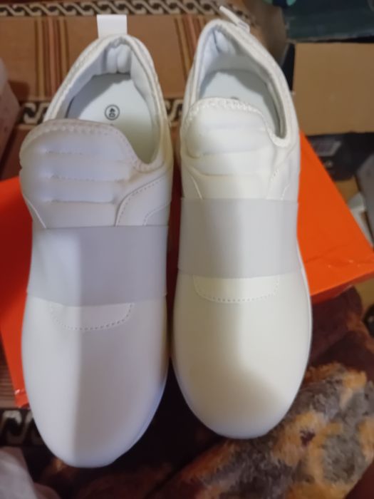 Adidasi albi marimea 40