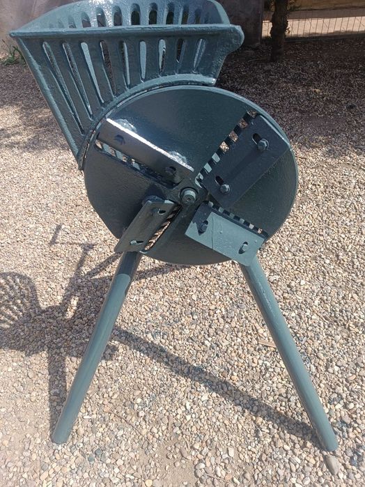 Masina de tocat sfecla furajer .