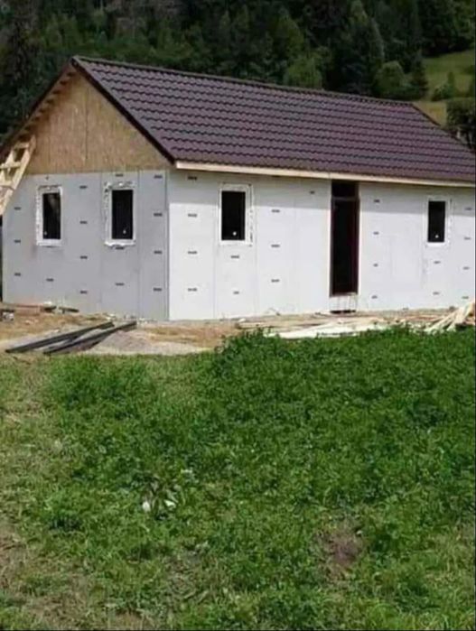Vindem casă pe structură metalică și panouri sandwich totul la cheie