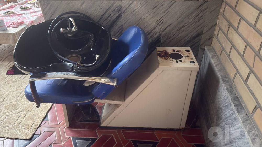 Sartaroshlik kreslosi va rakvinasi