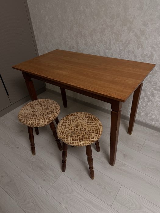 Стол со стульями