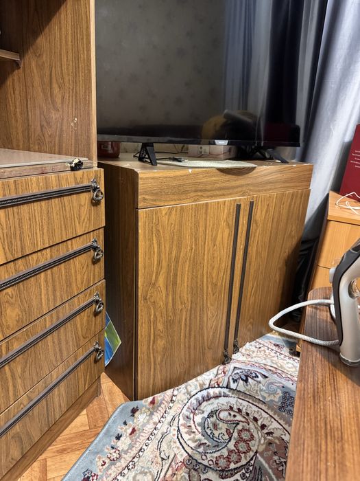 Сервант и шкаф в хорошем состояние