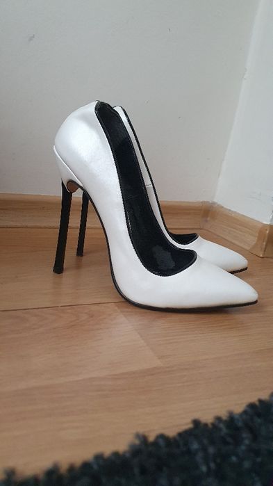 Официални обувки в бяло