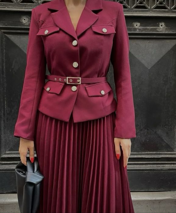 Compleu sacou si fusta plisata