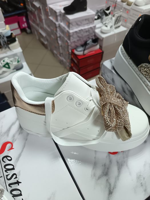 Дамски маратонки на едро