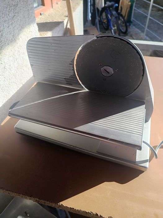 Продавам колобасо резачка