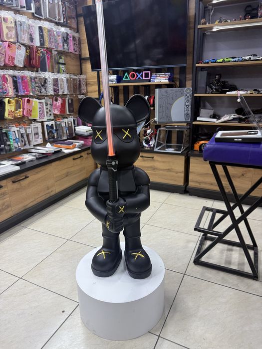 Kaws статуетка со световым мечом