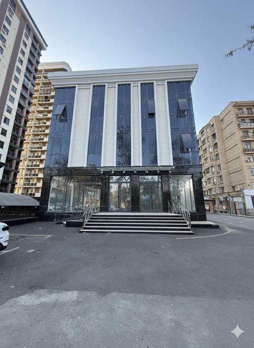 Сдается отдельно стоящие здание вдоль 1 линии Юнус Абад 7 квартал SH83