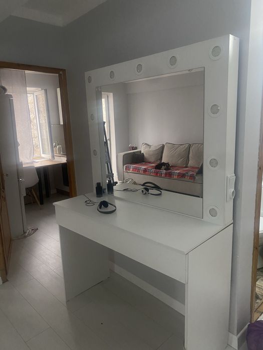 Маникюр стол зеркало  макияж